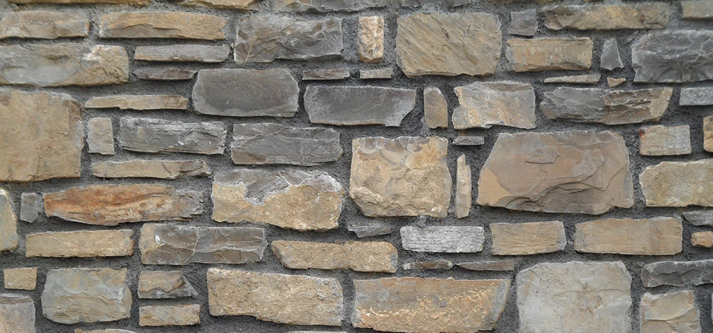 Muro in pietra con fuga