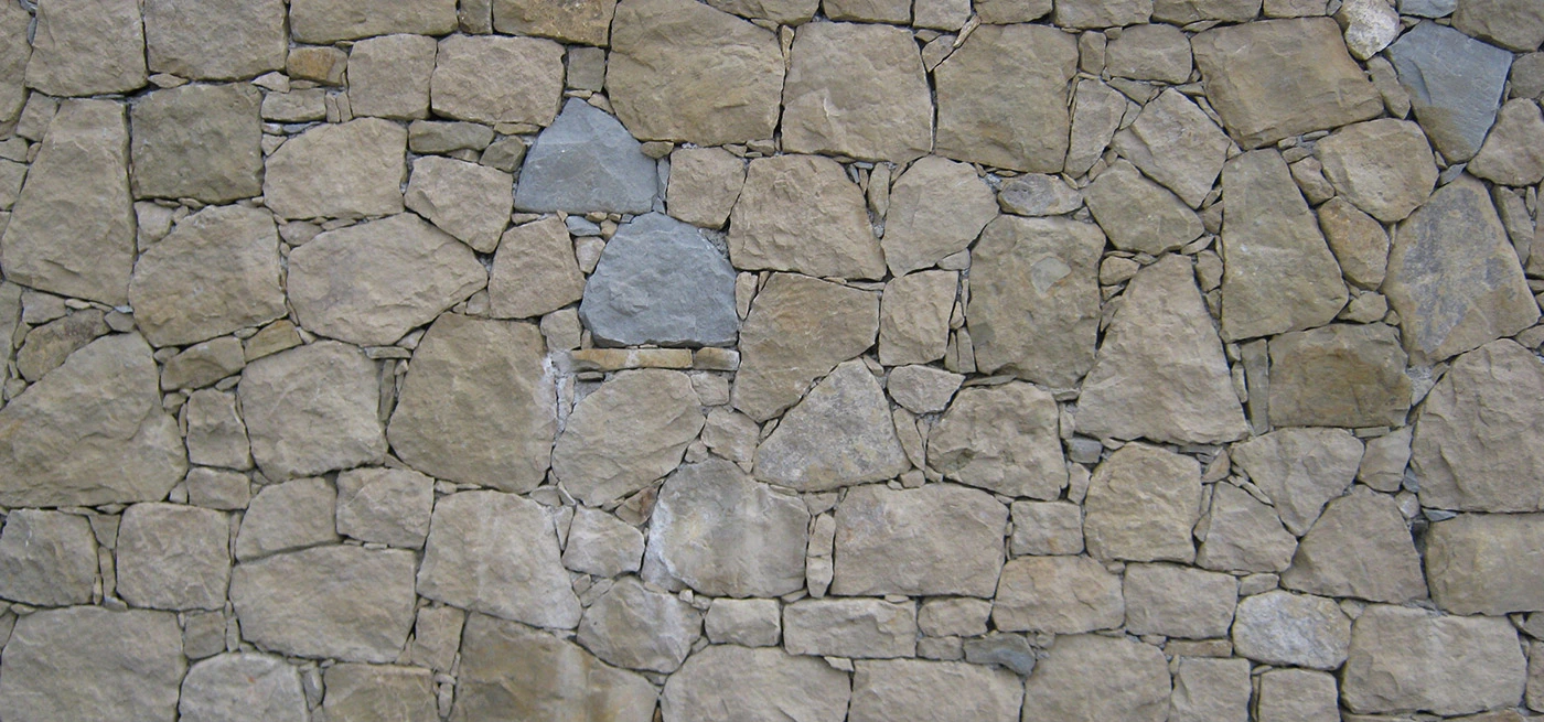 Muro in pietra e cemento